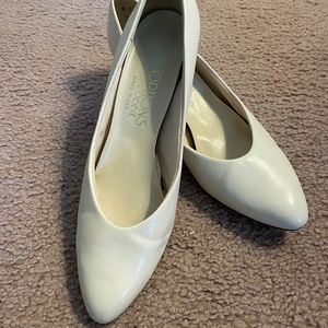 Options by Cobbie size 8.5 white pumps